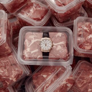 montre exposé sur de la viande